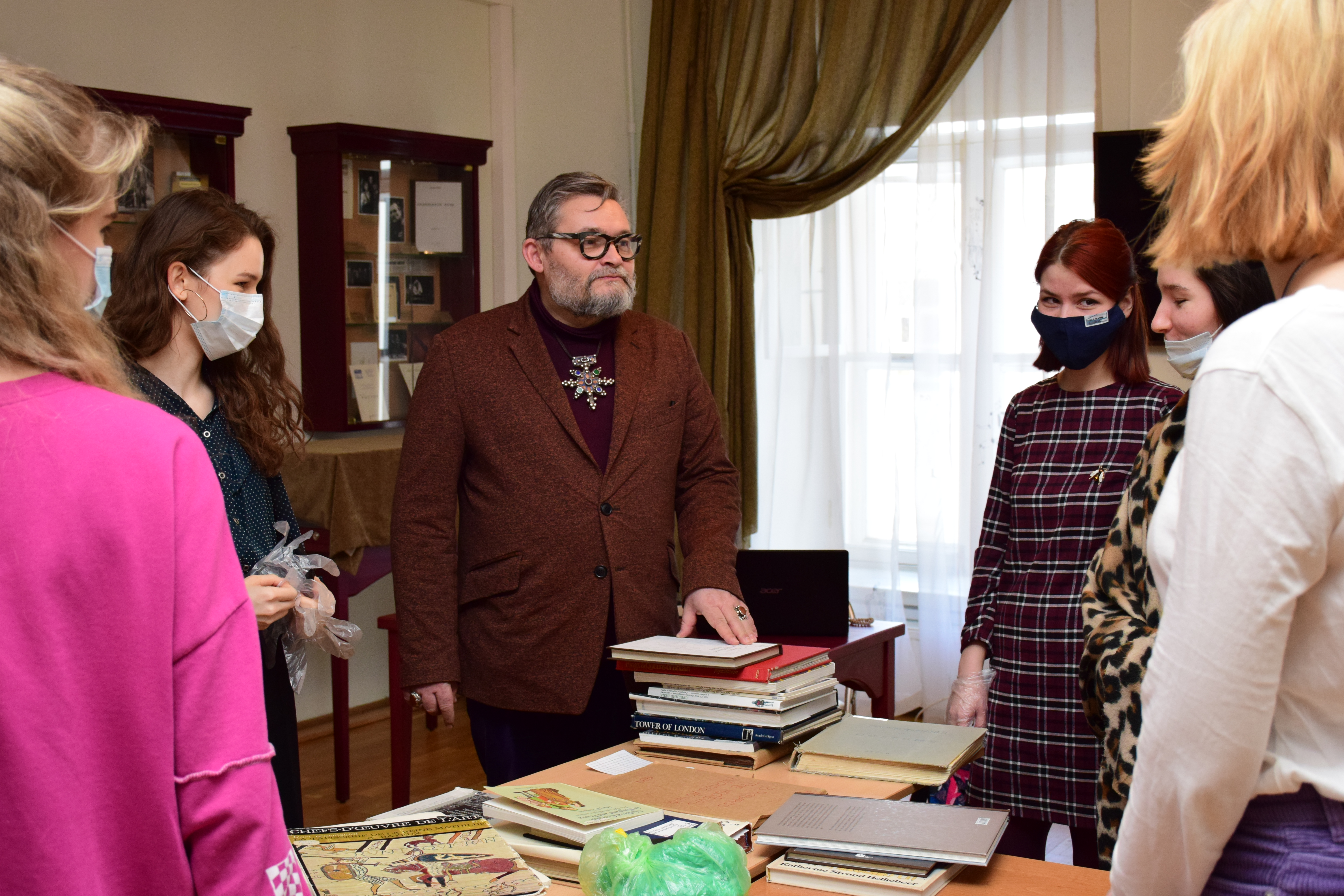 27 февраля гостем РГБИ стал известный историк моды, искусствовед Александр Александрович  Васильев