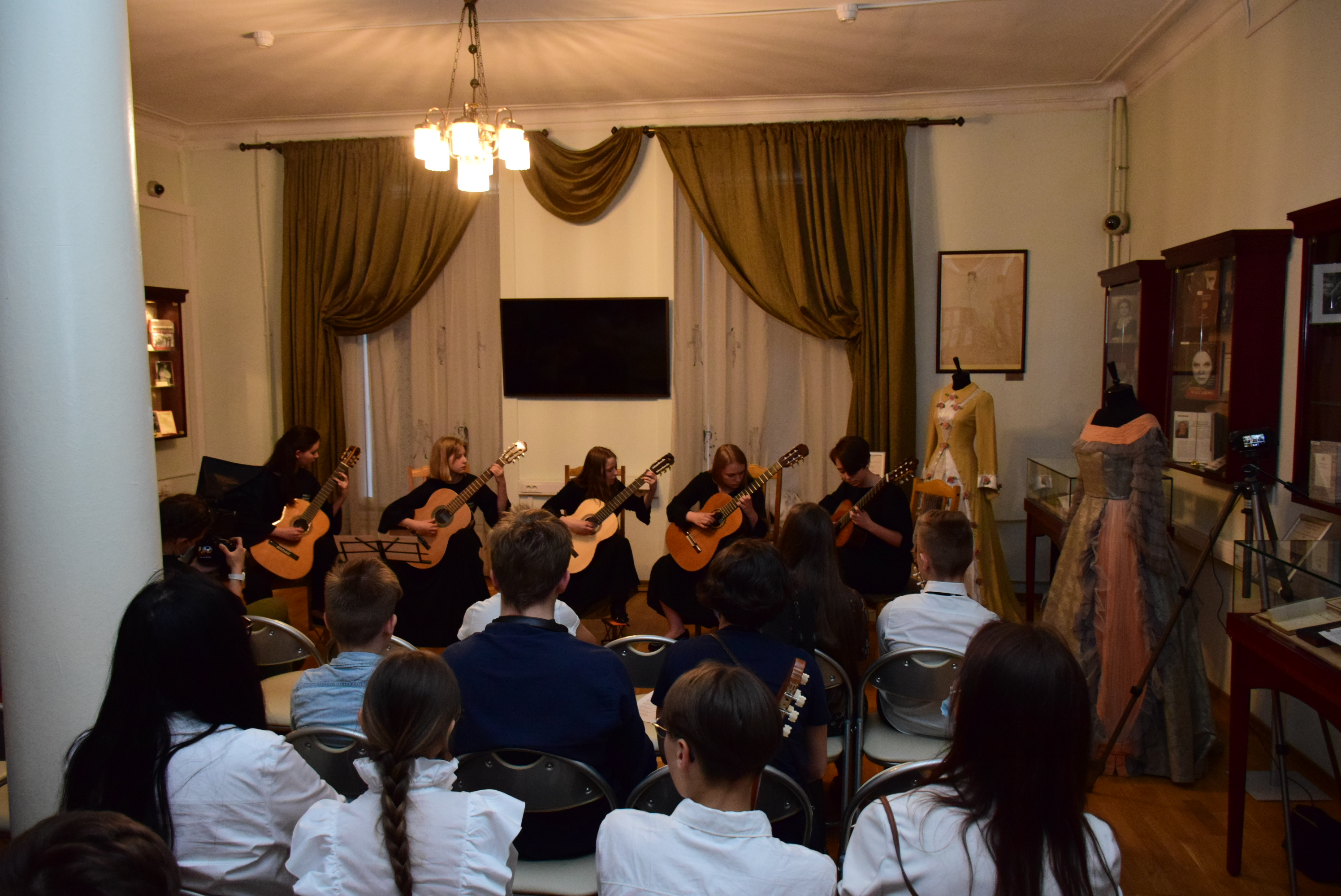 17 мая в РГБИ состоялся отчетный концерт учащихся детских музыкальных школ и школ искусств центрального административного округа г. Москвы по классу «Гитара»